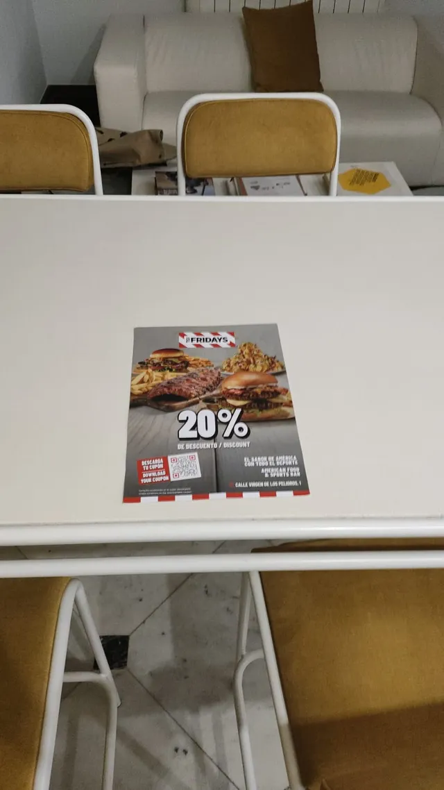 Cupón de descuento de TGI Fridays sobre la mesa de un alojamiento