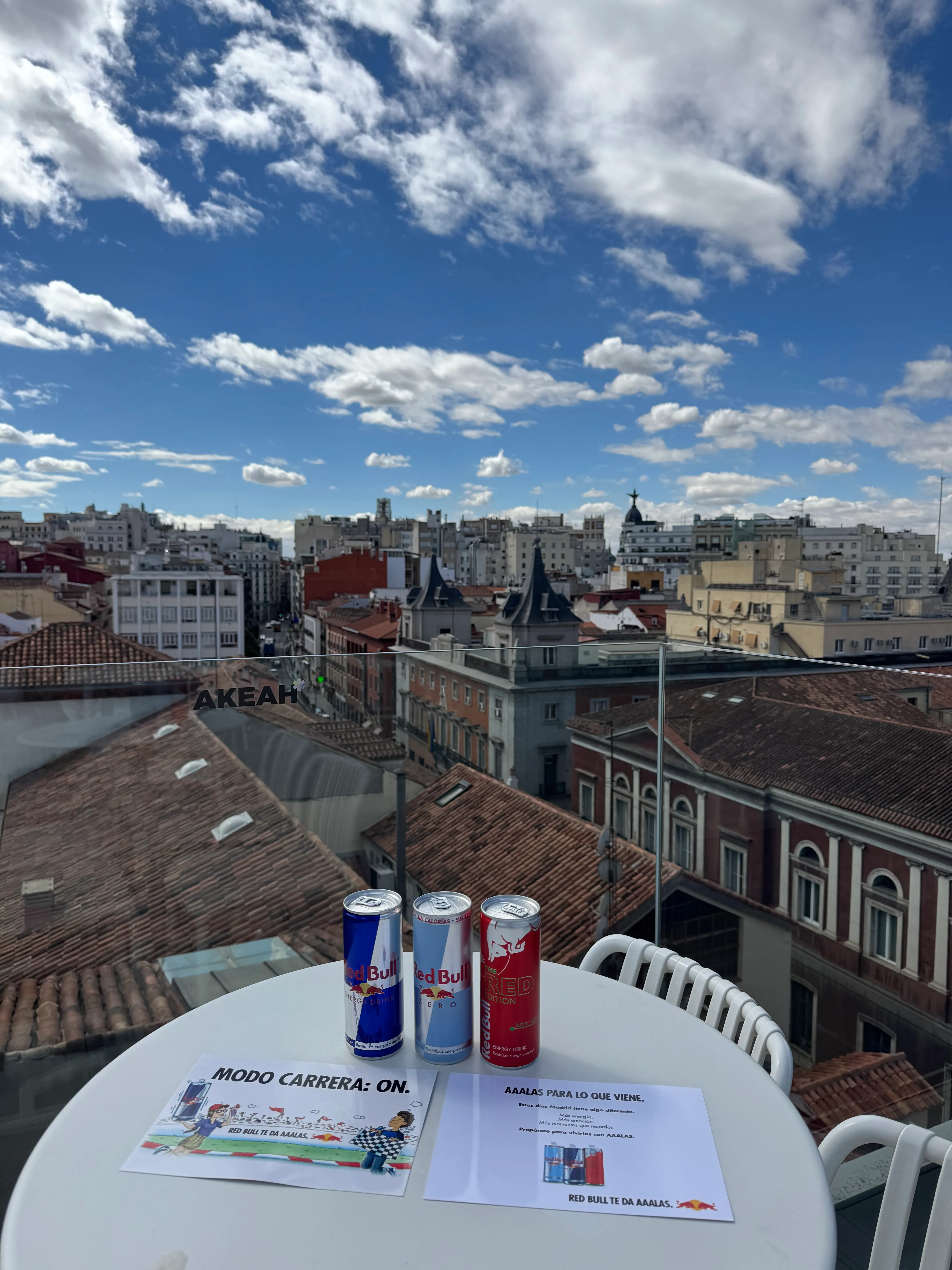 Latas de Red Bull en una terraza con vistas a Madrid
