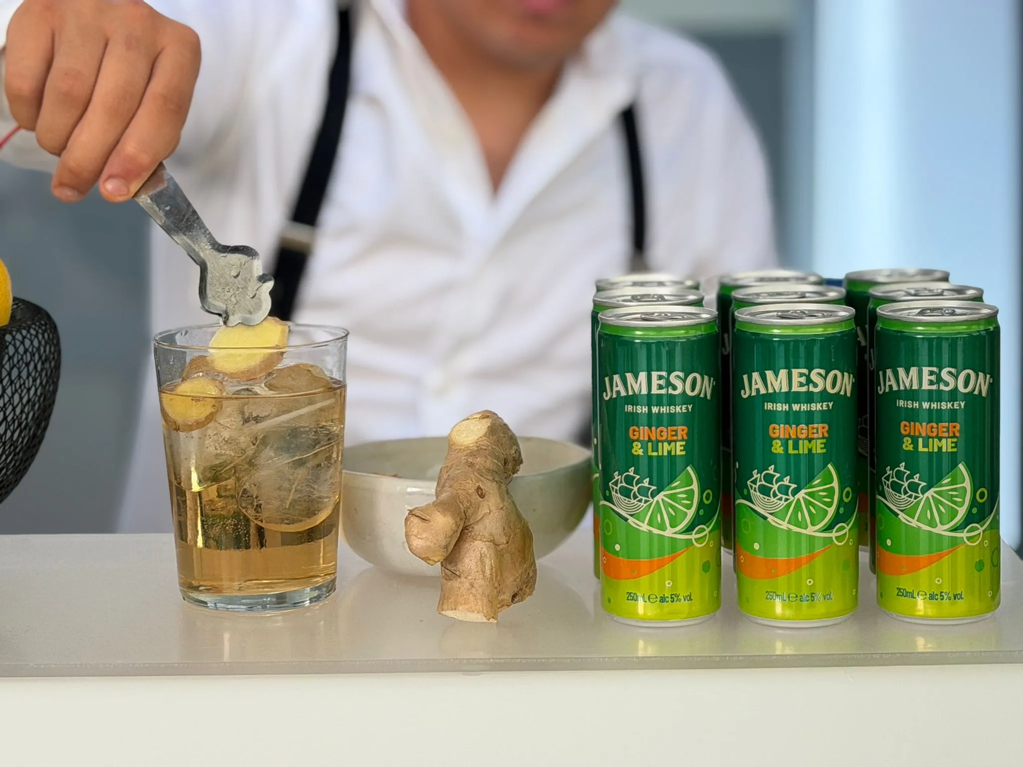 Bartender preparando un cóctel con Jameson RTD de REDI