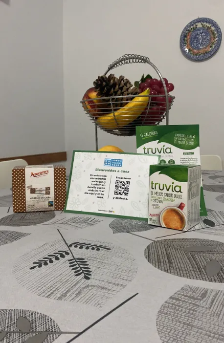Detalle de bienvenida con productos Truvía en un alojamiento turístico
