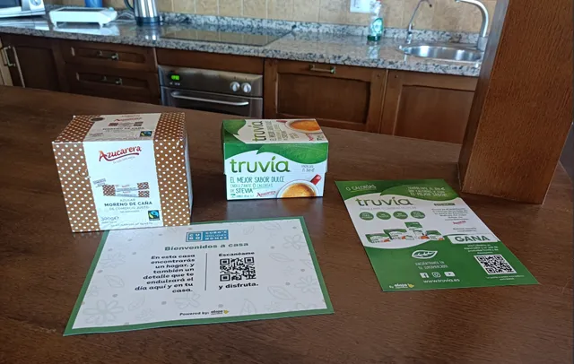 Detalle de bienvenida con productos Truvía en un alojamiento turístico
