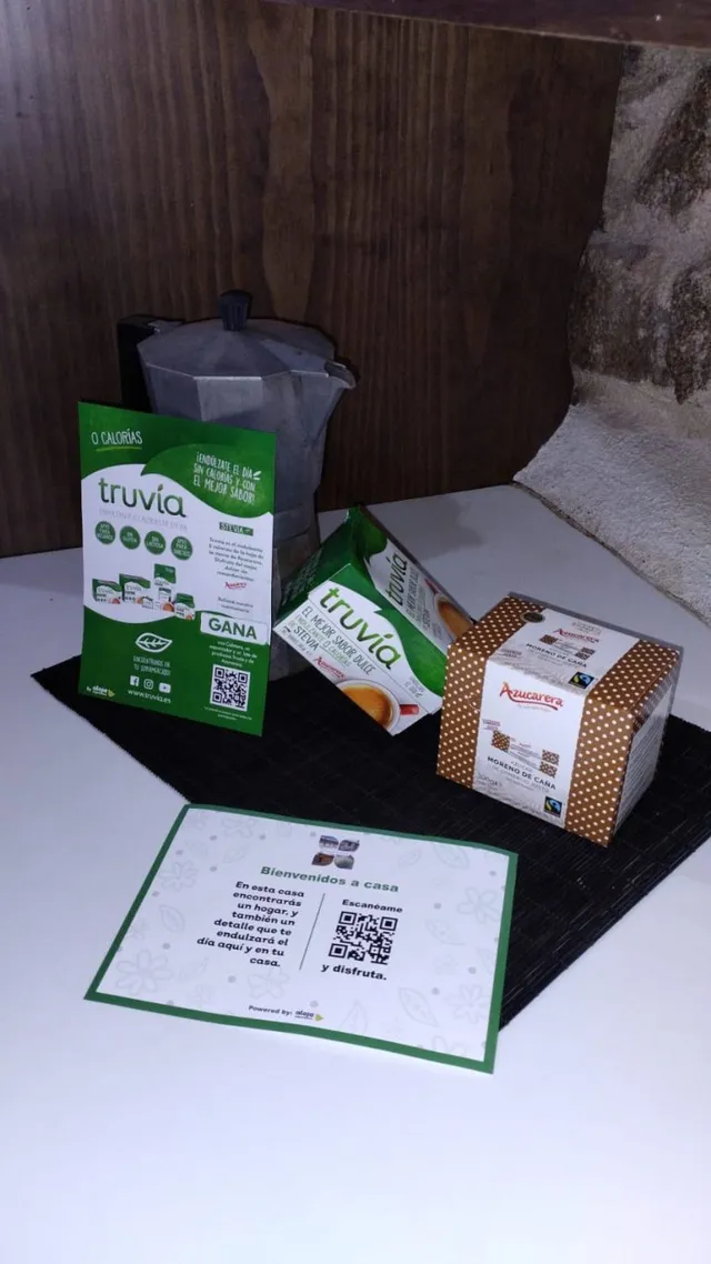 Detalle de bienvenida con productos Truvía en un alojamiento turístico