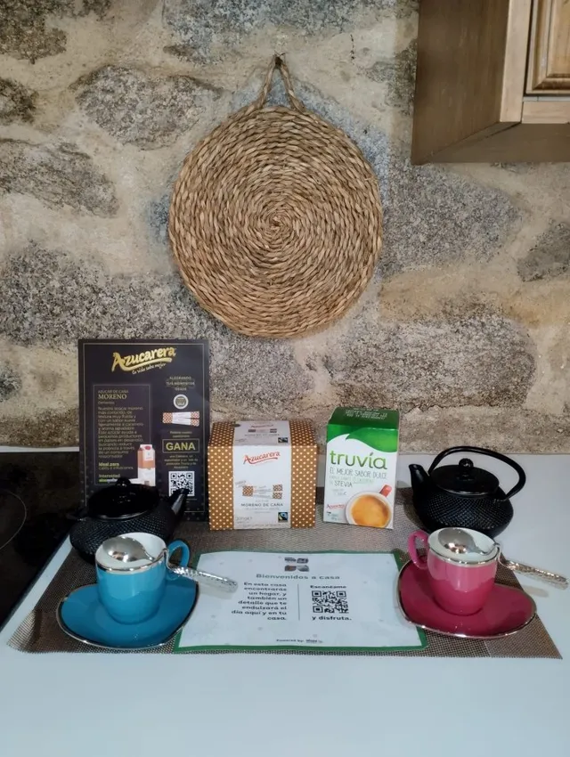 Detalle de bienvenida con productos Truvía en un alojamiento turístico